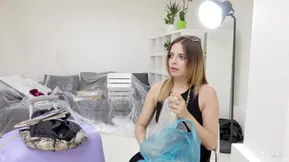 Russian tourist gets steamy with foreign artist in Europe